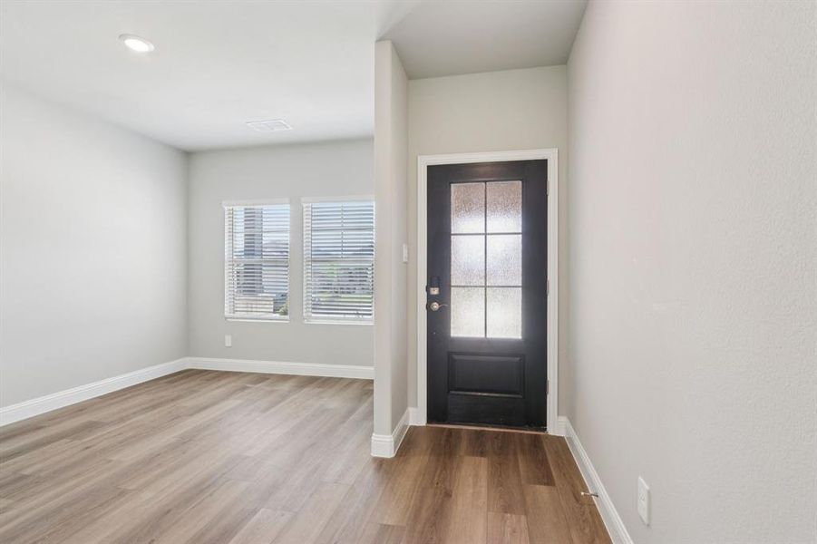 Spacious, unfurnished interior of a new home in Westmoor, Sherman (Image 27).