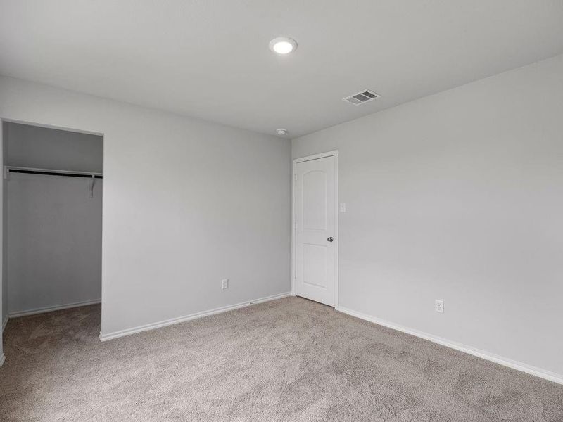 Spacious, unfurnished interior of a new home in Shirey Forest - Branches, Lufkin (Image 14).