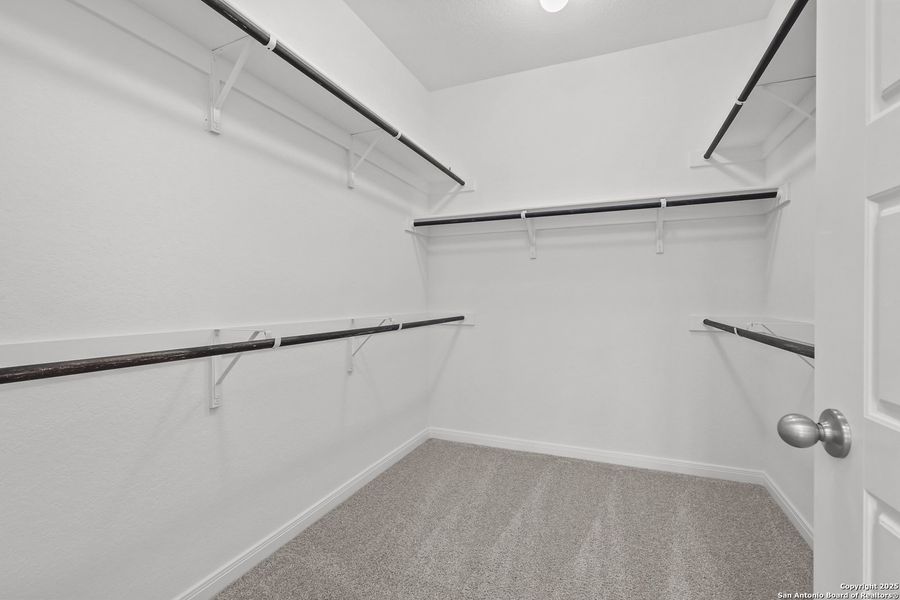 Spacious, unfurnished interior of a new home in Foxbrook, Cibolo (Image 24).