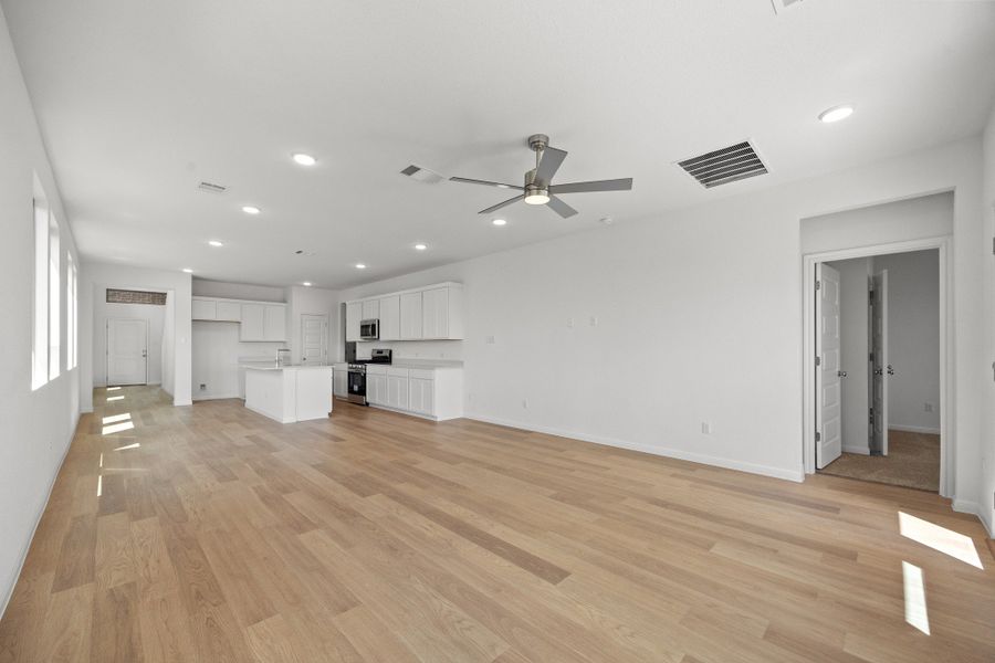 Spacious, unfurnished interior of a new home in Trinity Ranch, Elgin (Image 17).
