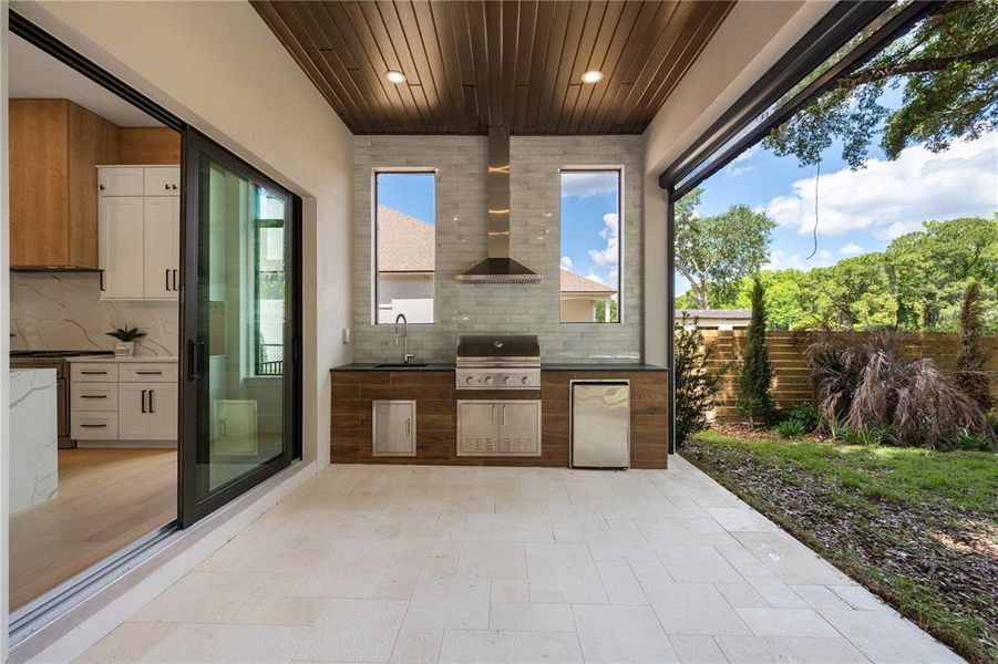 Exterior details and patio area of a home in , Windermere (Image 4).