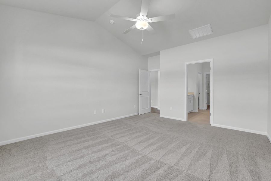 Spacious, unfurnished interior of a new home in River Tide Farms, Bolivia (Image 16).