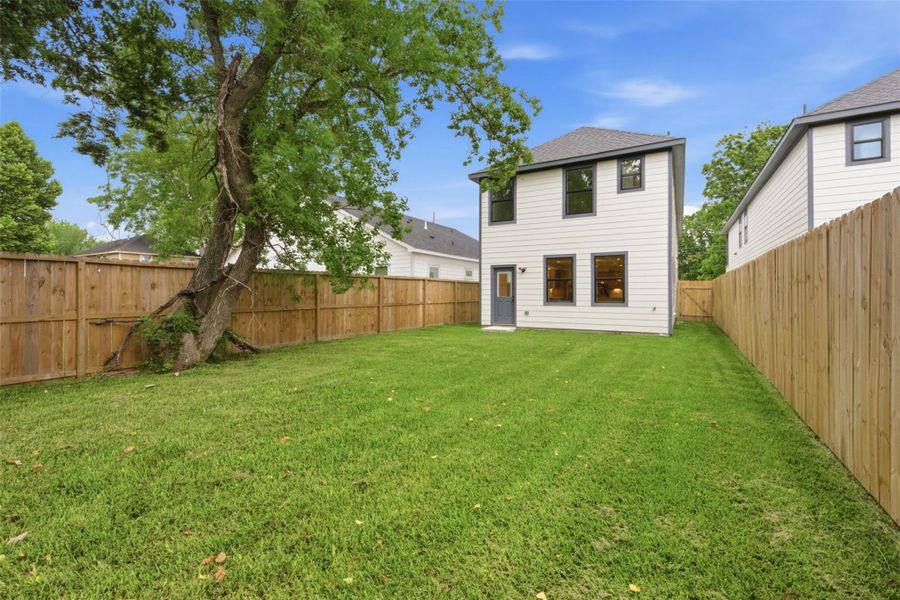 Exterior details and patio area of a home in , Houston (Image 33).