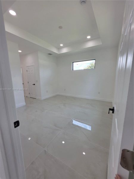 Spacious, unfurnished interior of a new home in , Lehigh Acres (Image 12).