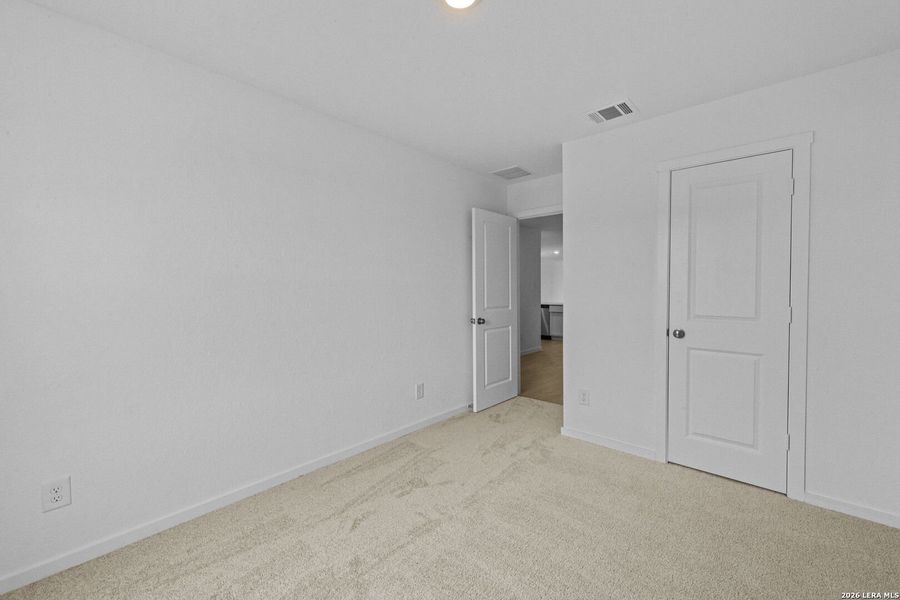 Spacious, unfurnished interior of a new home in Spring Grove, St. Hedwig (Image 12).