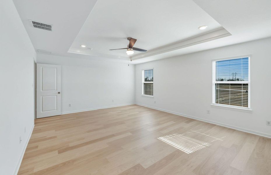 Spacious, unfurnished interior of a new home in Sunfield, Buda (Image 22).