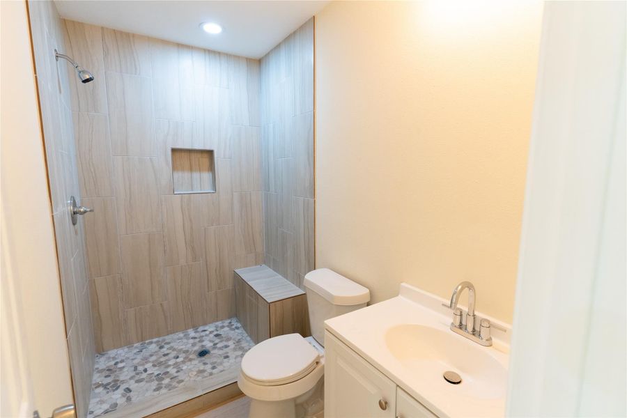 Furnished interior view inside a new home in , Bacliff (Image 3).