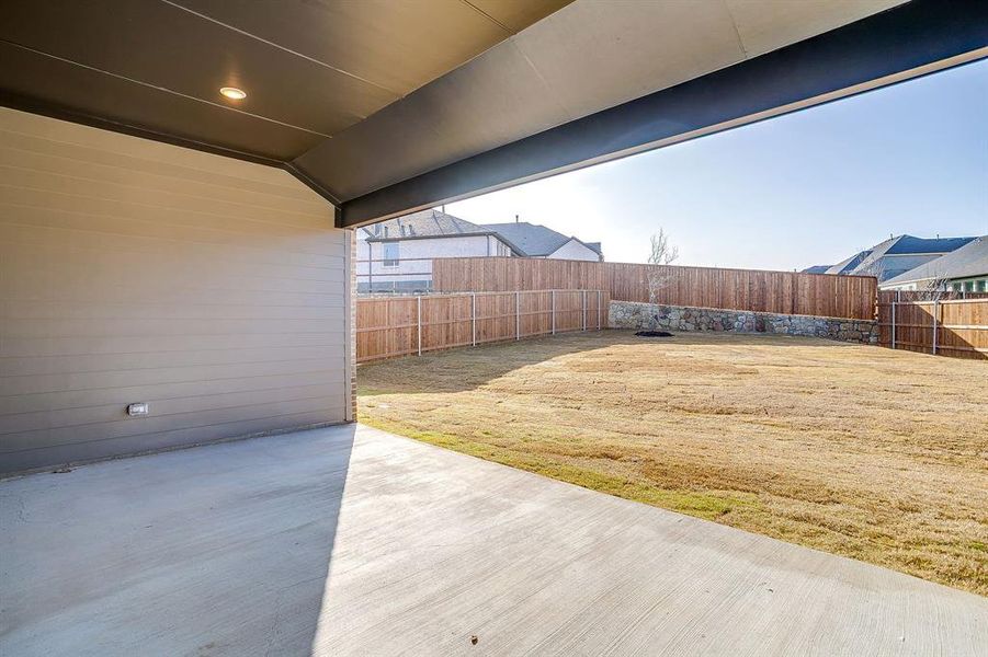 Exterior details and patio area of a home in Talon Hills, Fort Worth (Image 23).