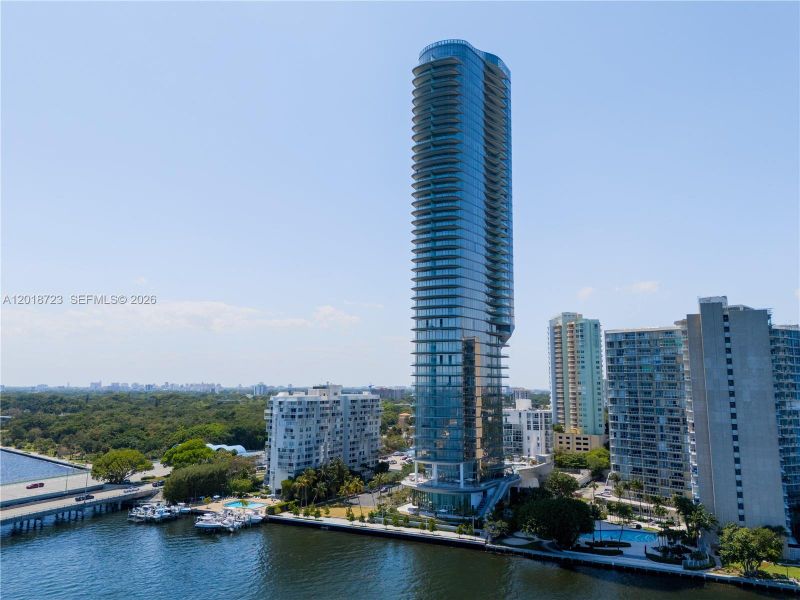 Condo located in Miami, FL showcasing its design and architecture (Image 4).