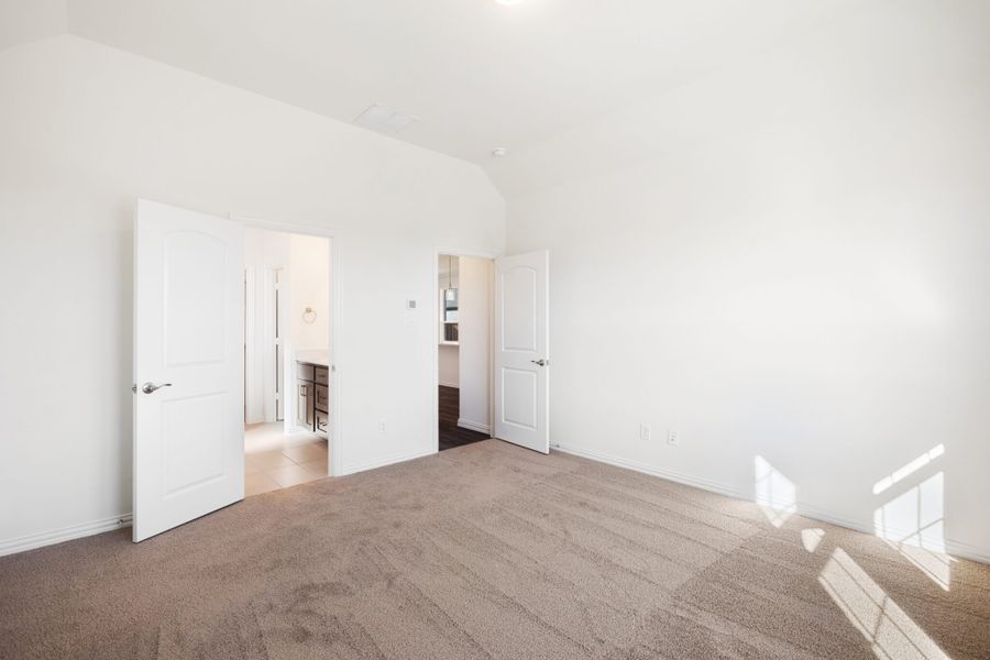 Spacious, unfurnished interior of a new home in Edgewater, Fate (Image 15).