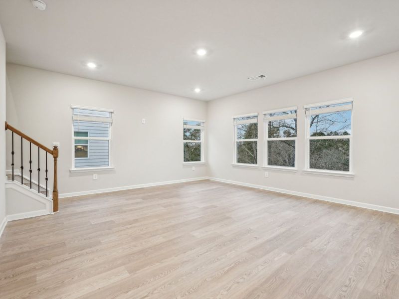 Spacious, unfurnished interior of a new home in Ivey Township, Dallas (Image 11).