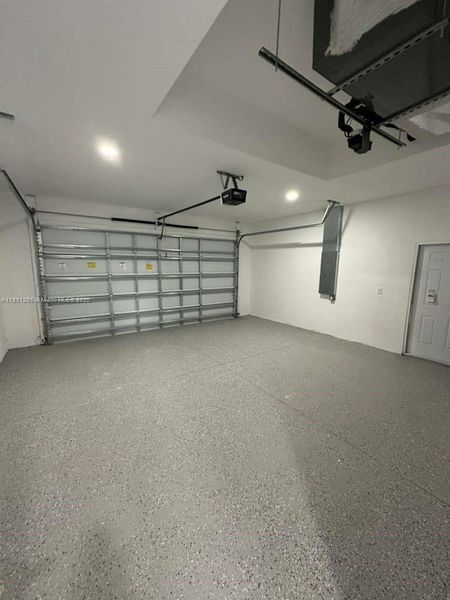 Spacious, unfurnished interior of a new home in , Lehigh Acres (Image 9).