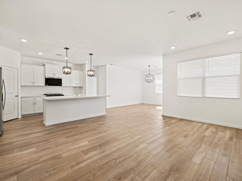 Spacious, unfurnished interior of a new home in Wildera, San Tan Valley (Image 8).