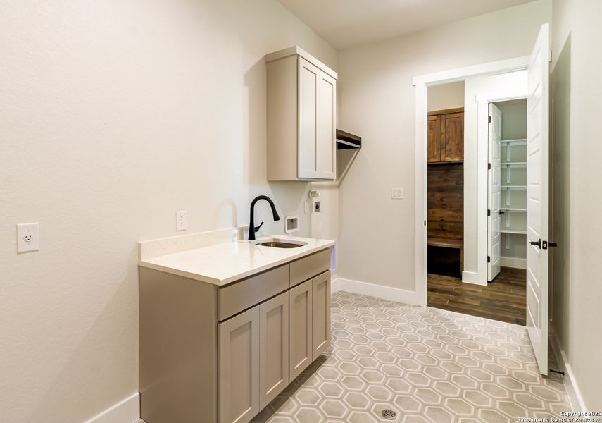 Furnished interior view inside a new home in , La Vernia (Image 12).