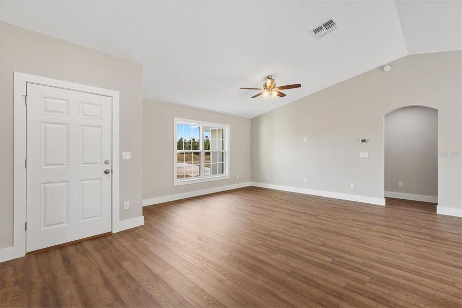 Spacious, unfurnished interior of a new home in , Ocklawaha (Image 12).