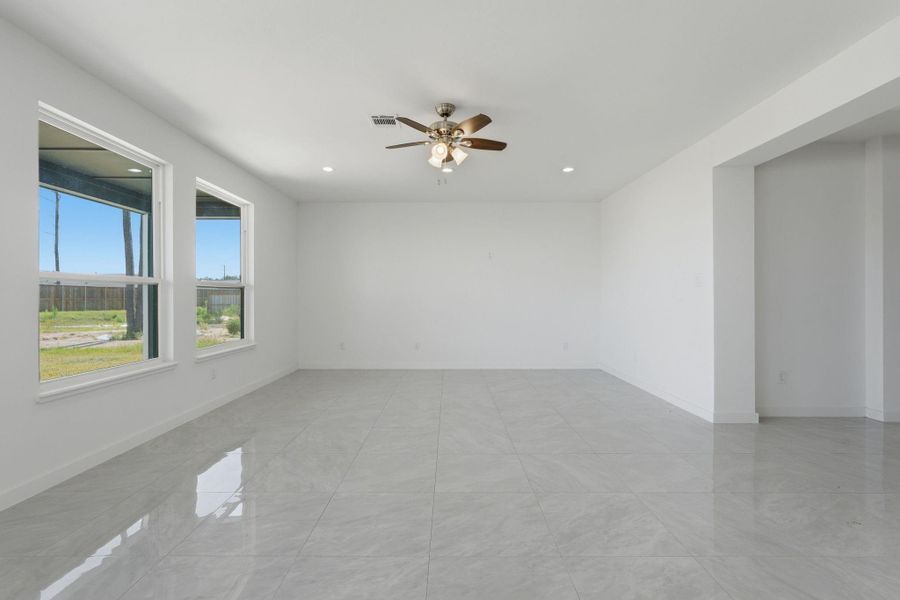 Spacious, unfurnished interior of a new home in , Conroe (Image 32).