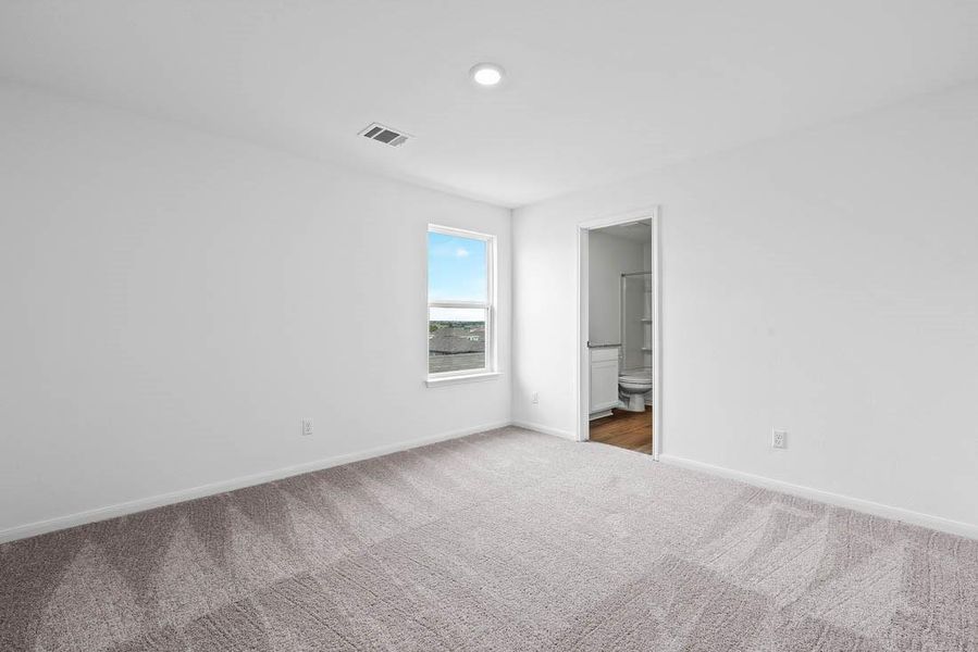 Guest bedroom with en suite bathroom