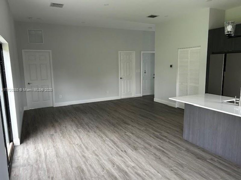 Spacious, unfurnished interior of a new home in , Fort Lauderdale (Image 16).