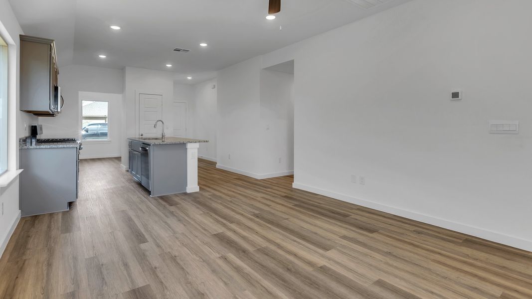 Spacious, unfurnished interior of a new home in Terra Vista, Lubbock (Image 12).