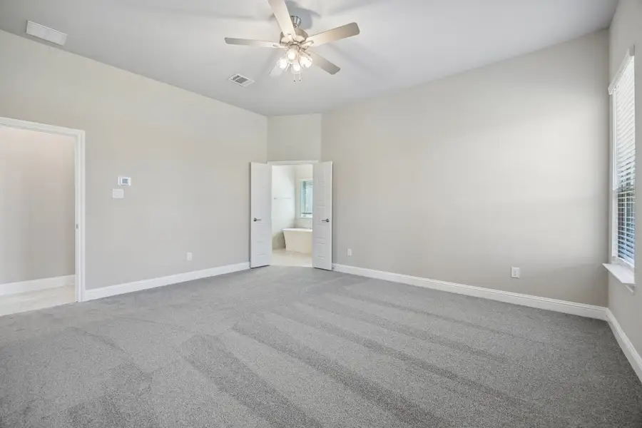 Spacious, unfurnished interior of a new home in Mayfield Farms, Arlington (Image 23).
