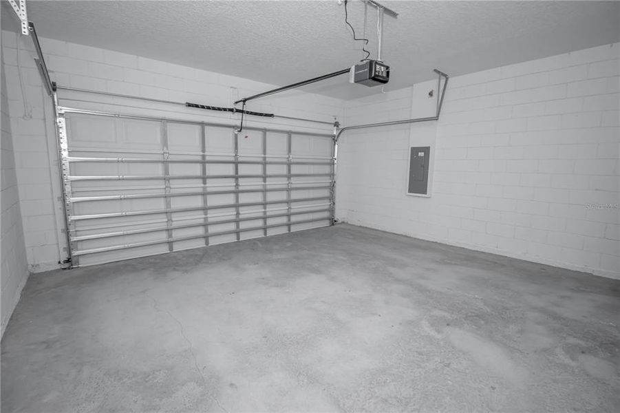 Spacious, unfurnished interior of a new home in , Citrus Springs (Image 13).