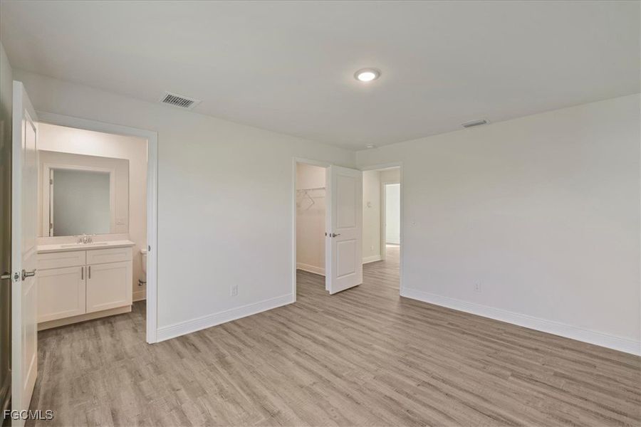 Spacious, unfurnished interior of a new home in Cape Coral, Cape Coral (Image 21).