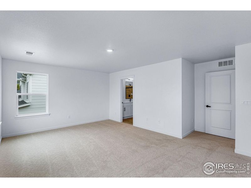 Spacious, unfurnished interior of a new home in Hansen Farm, Fort Collins (Image 24).