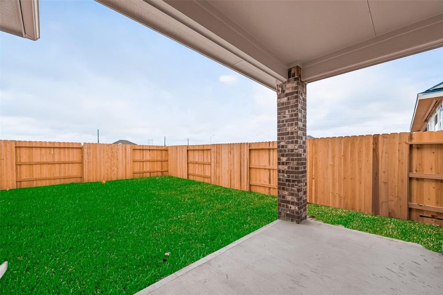 Exterior details and patio area of a home in , Iowa Colony (Image 3).