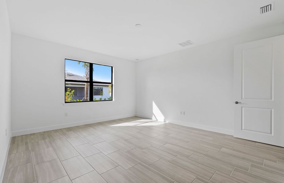 Spacious, unfurnished interior of a new home in Arbor Oaks, North Port (Image 6).
