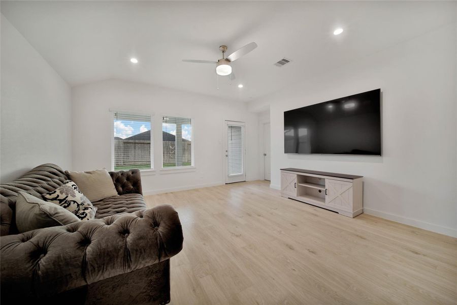 Spacious, unfurnished interior of a new home in Sorrento, Richmond (Image 23).