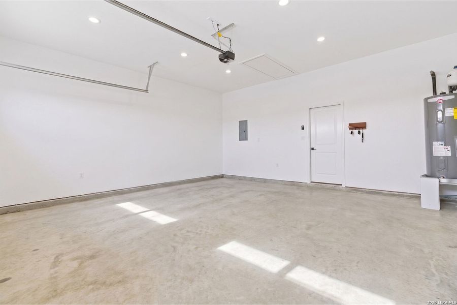 Spacious, unfurnished interior of a new home in , Atascosa (Image 23).