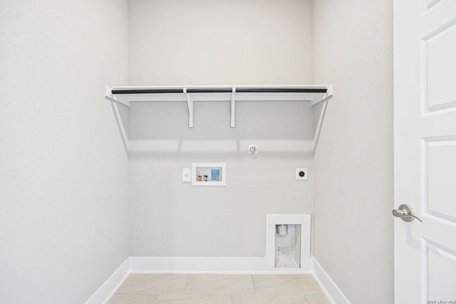 Spacious, unfurnished interior of a new home in Carmel Ranch, Schertz (Image 33).