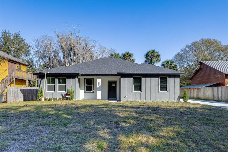 Exterior details and patio area of a home in , Deltona (Image 27).