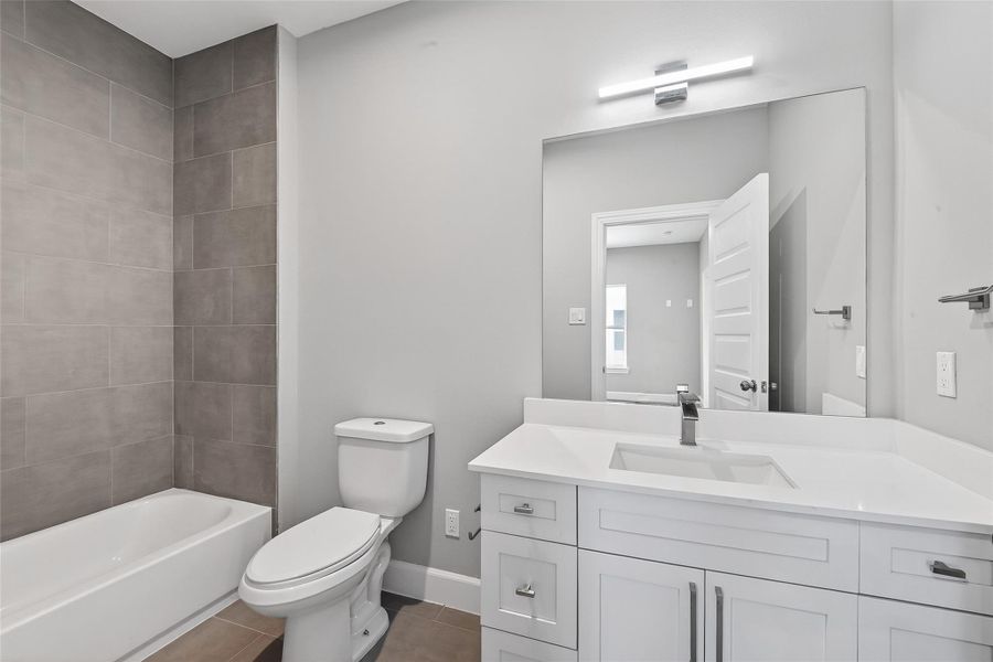 Ensuite bath - Third Floor Ensuite bath - Third Floor