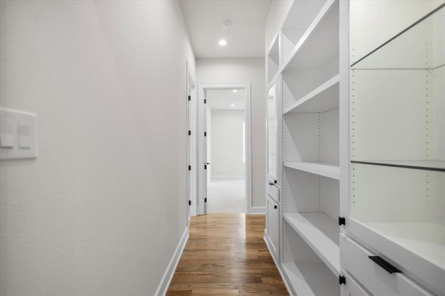 Spacious, unfurnished interior of a new home in , Mineola (Image 27).