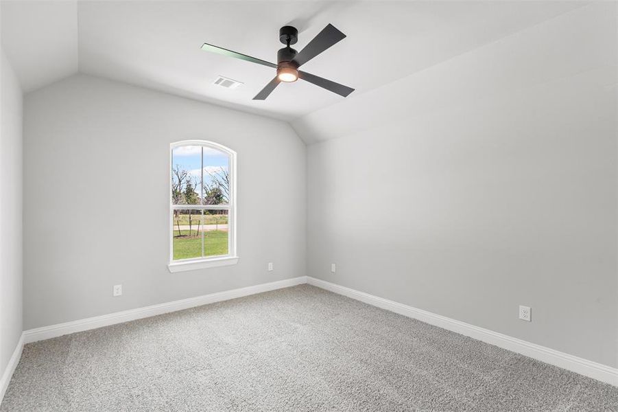 Spacious, unfurnished interior of a new home in Pecan Plantation, Granbury (Image 22).