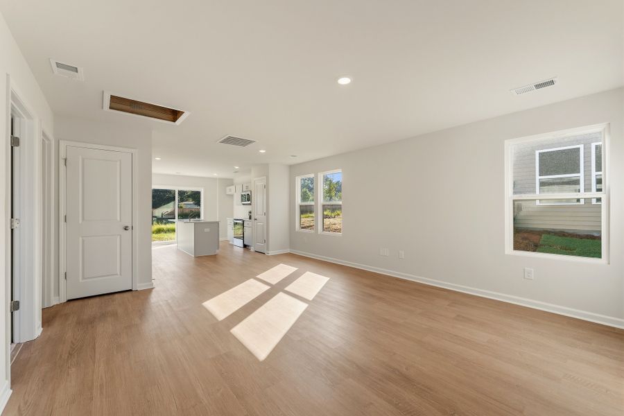 Spacious, unfurnished interior of a new home in Evergreen, Spartanburg (Image 9).
