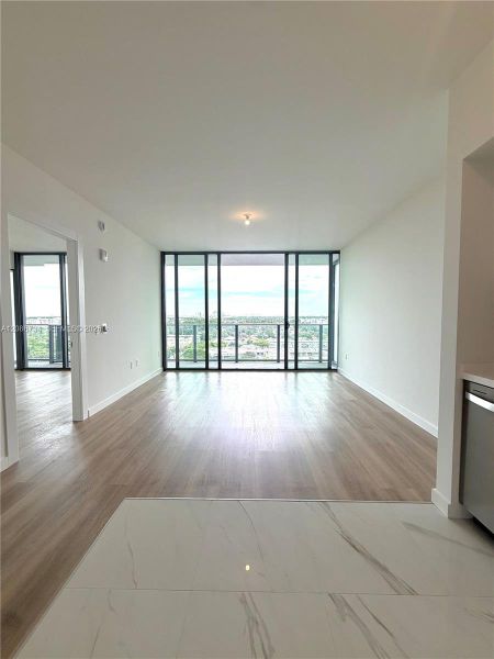 Spacious, unfurnished interior of a new home in , Hallandale Beach (Image 10).