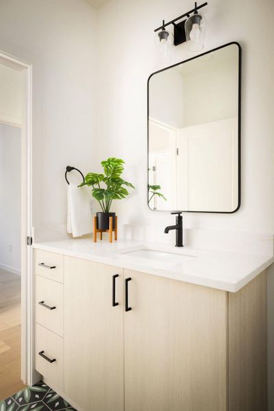 Full hall bath (upstairs) Full hall bath (upstairs)