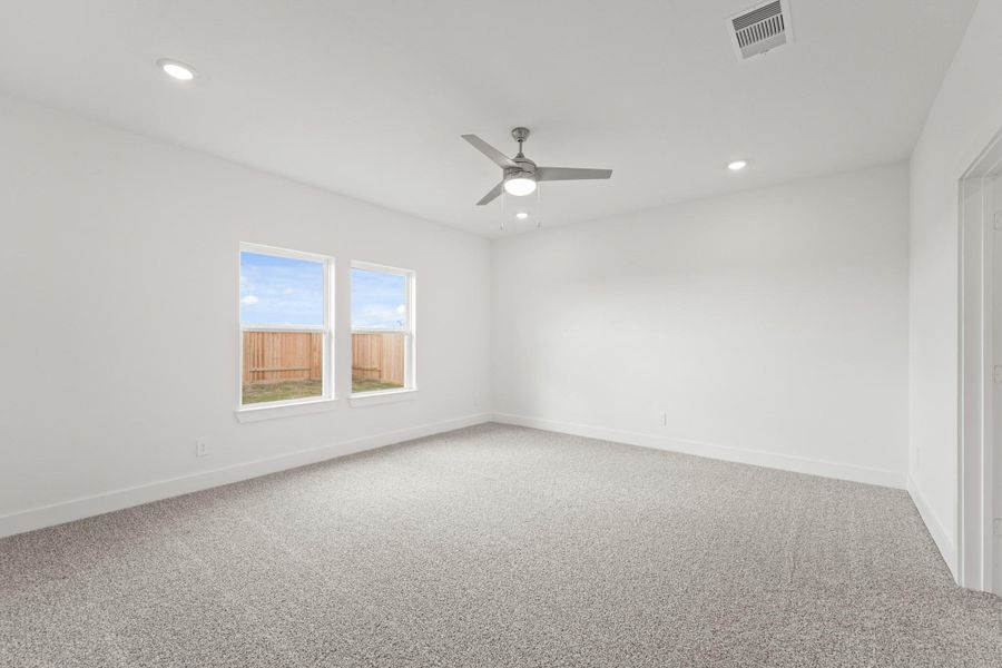 Spacious, unfurnished interior of a new home in Riverside Estates, Mont Belvieu (Image 12).
