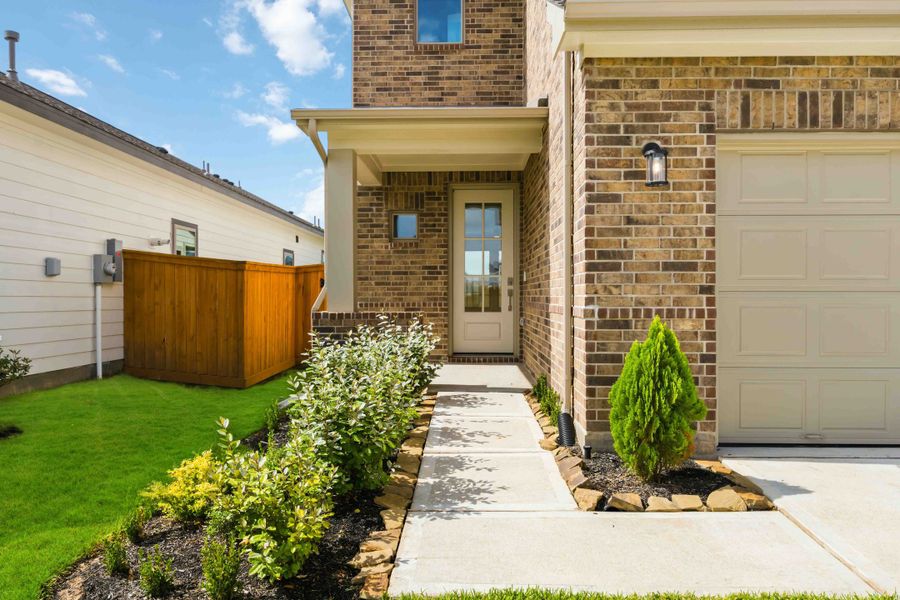 Exterior details and patio area of a home in La Segarra 40', Brookshire (Image 3).