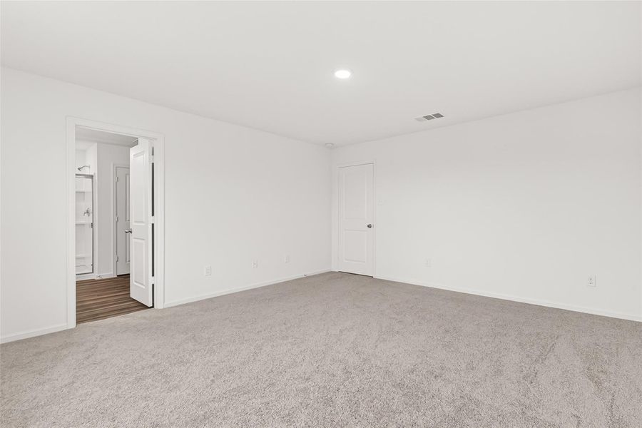Spacious, unfurnished interior of a new home in Chapel Run, Montgomery (Image 27).