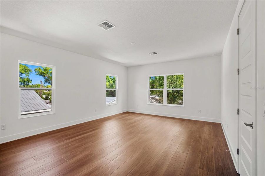 Spacious, unfurnished interior of a new home in , Tampa (Image 17).