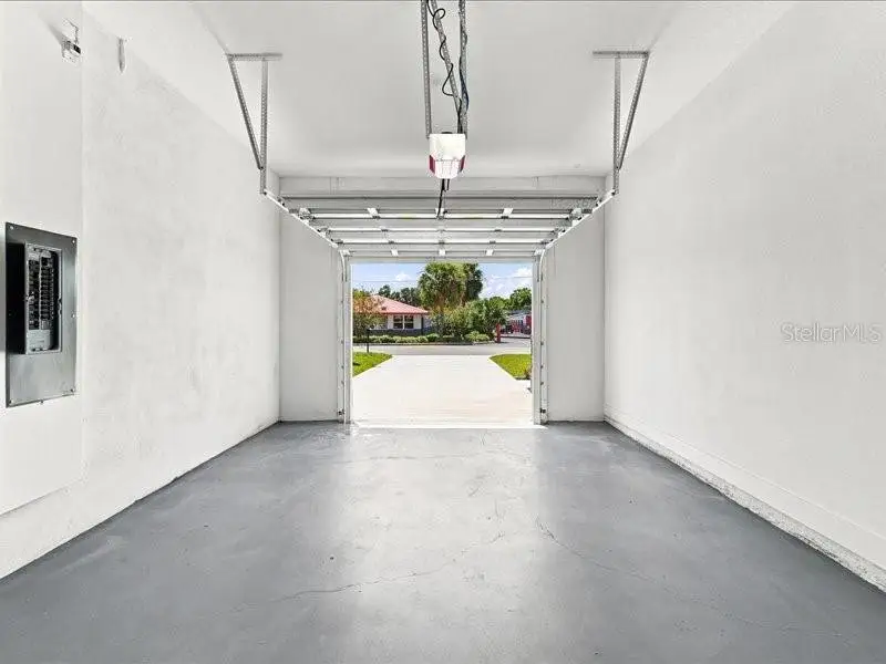 Spacious, unfurnished interior of a new home in , Winter Haven (Image 49).