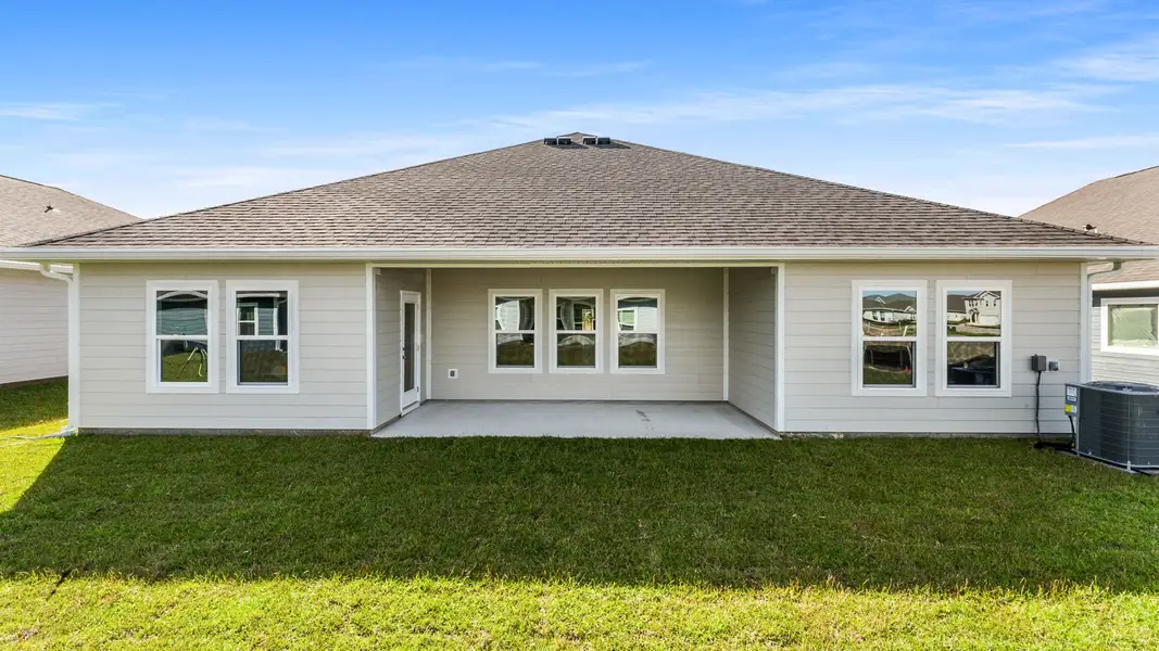 Exterior details and patio area of a home in Titus Park, Panama City (Image 4).