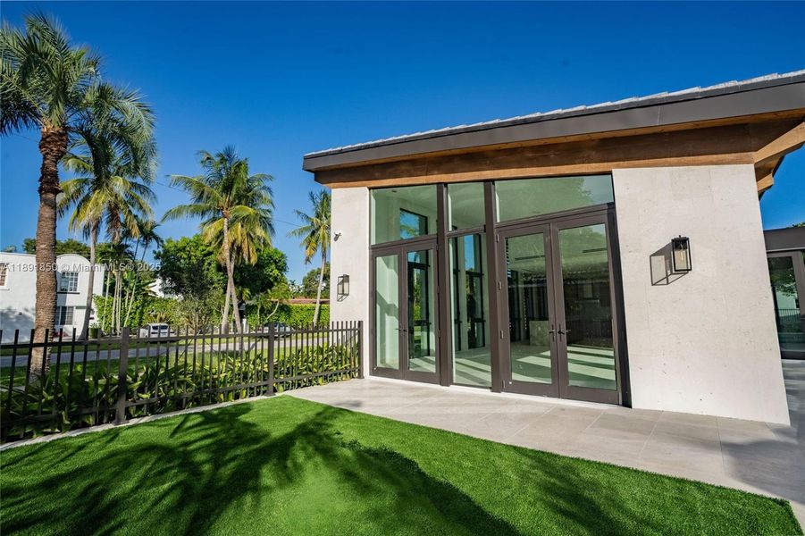 Exterior details and patio area of a home in , Coral Gables (Image 27).