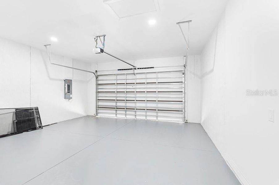 Spacious, unfurnished interior of a new home in , Cape Coral (Image 36).