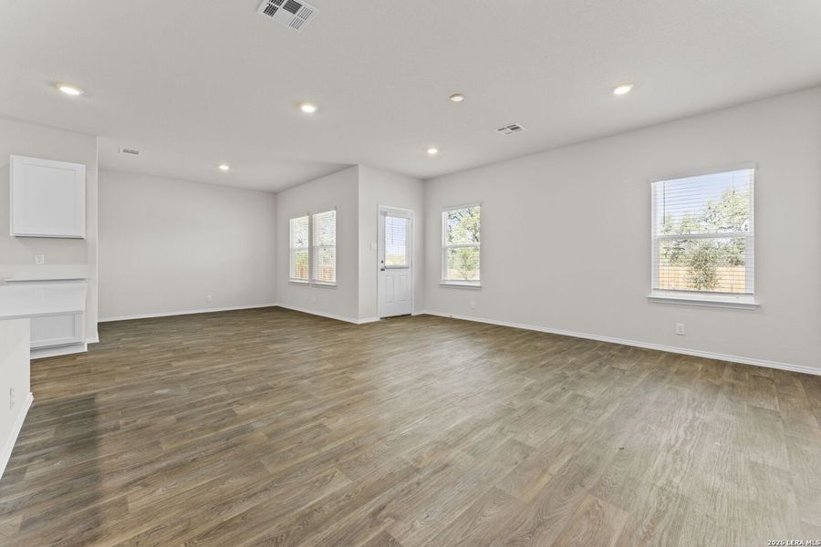 Spacious, unfurnished interior of a new home in Redbird Ranch, San Antonio (Image 25).