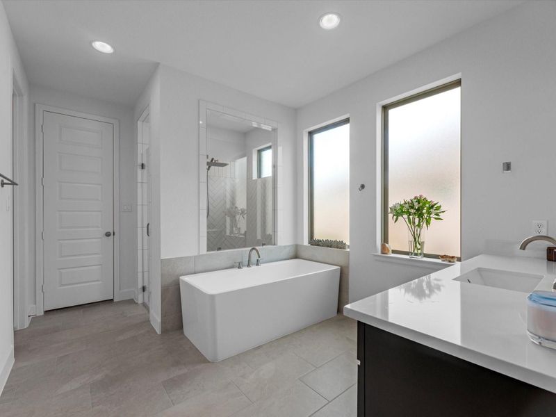 Furnished interior view inside a new home in Valencia, Manvel (Image 29).