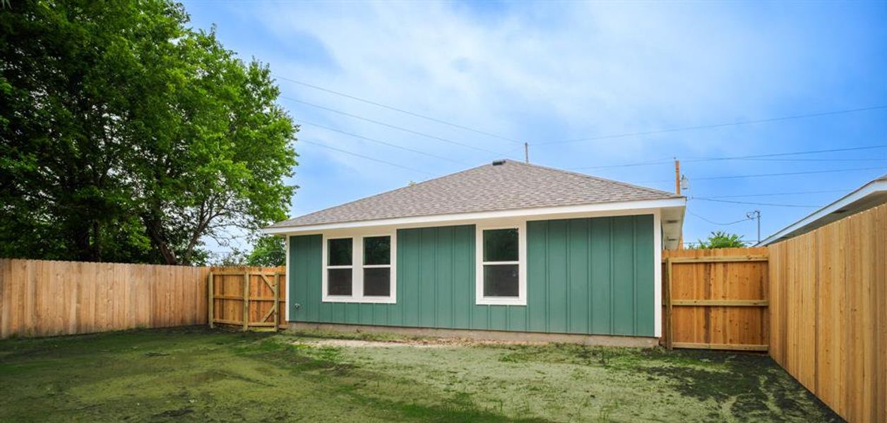 Exterior details and patio area of a home in , Mexia (Image 19).